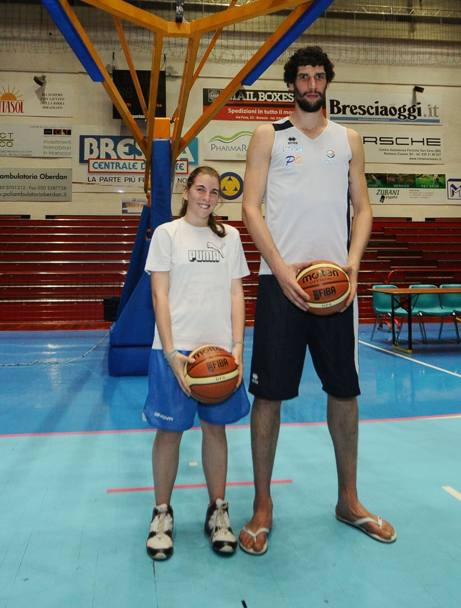 Gino Cuccarolo accanto a una giocatrice di basket: confronto improbo, il centro  alto 221 centimetri. Fotogrammabrescia